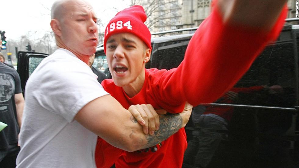 Momente de panică la concertul lui Justin Bieber. C&acirc;ntărețul A FOST ATACAT &icirc;n timp ce se afla pe scenă!