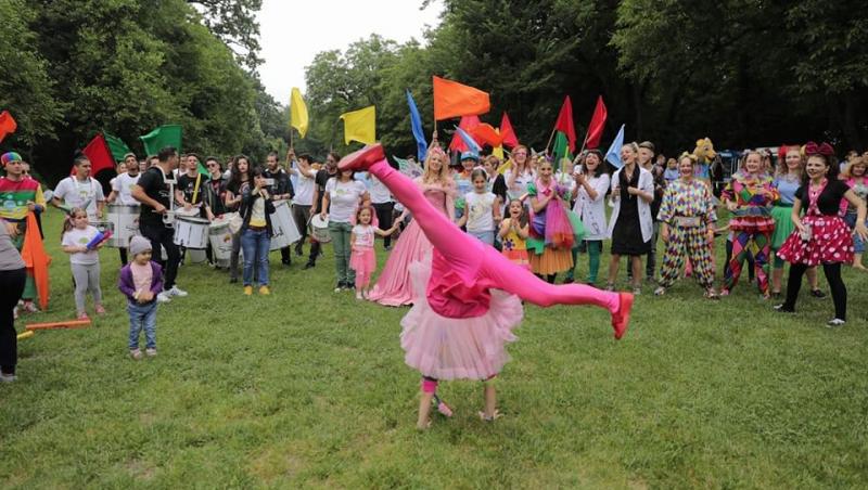 Gașca Zurli a dat startul distracției, la Palatul Știrbey, cu o paradă de veselie și culoare. Cele #100deziledevara aduc părinții și copiii împreună, în Zurlandia, la cel mai mare eveniment dedicat lor