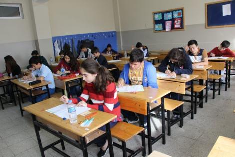 Începe Evaluarea Naţională. Peste 144.000 de absolvenţi de clasa a VIII-a susţin astăzi proba la Limba română