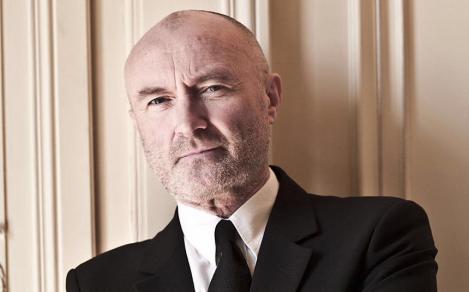 Moment emoționant! „Bătrânul” Phil Collins a cântat la Paris aşezat pe scaun. Fiul său, în vârstă de 16 ani, l-a acompaniat pe scenă
