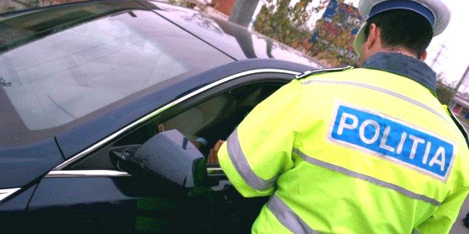 Un polițist a fost filmat &icirc;n timp ce &icirc;și sperie colegii din secție! Și asta nu e totul!