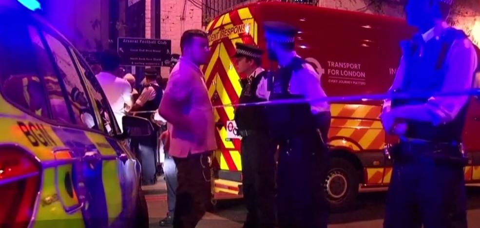 Un bărbat, posibil rom&acirc;n, a intrat cu mașina &icirc;ntr-o mulțime de musulmani care ieșeau de la rugăciune!