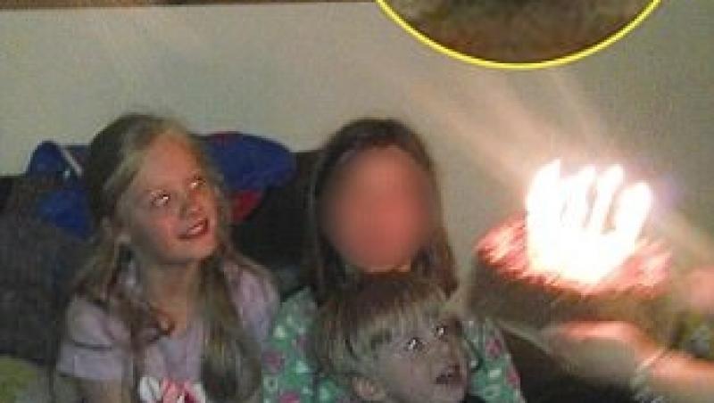 Părinții au vrut să-i facă poză fetiței la ziua ei de naștere, dar un detaliu straniu i-a băgat pe toți în sperieți! Ce s-a văzut în oglindă