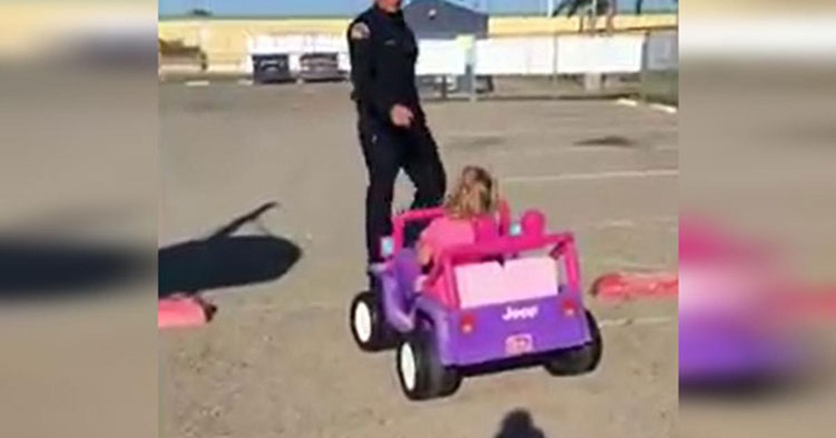 Un polițist a oprit o fetiță care conducea o mașină de jucărie și i-a cerut actele, dar reacția puștoaicei a fost de-a dreptul savuroasă!