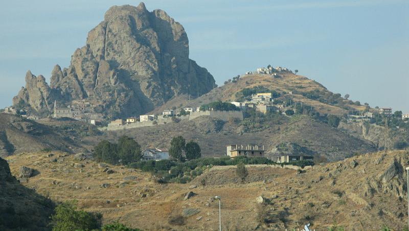 Pentedattilo, orașul-fantomă înființat de greci și abandonat după un cutremur: „Dacă aș rămâne aici, aș fi singur, printre case nelocuite!”