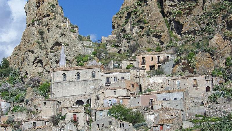 Pentedattilo, orașul-fantomă înființat de greci și abandonat după un cutremur: „Dacă aș rămâne aici, aș fi singur, printre case nelocuite!”