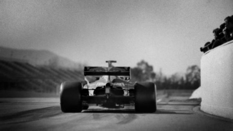 Un fotograf a surprins mai multe imagini, de la o cursă de Formula 1, cu o cameră veche de 104 ani. Rezultatul este spectaculos!