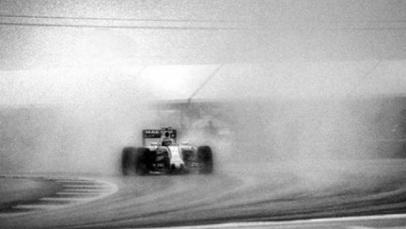 Un fotograf a surprins mai multe imagini, de la o cursă de Formula 1, cu o cameră veche de 104 ani. Rezultatul este spectaculos!