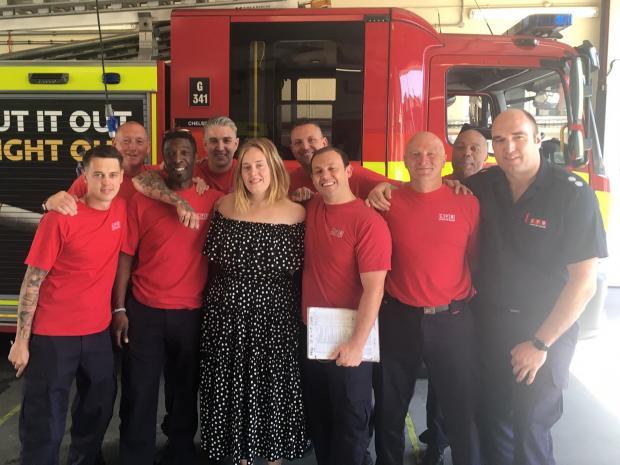 &rdquo;A intrat și a zis: Bună, sunt Adele, v-am adus niște prăjituri! Toată lumea a fost șocată!&rdquo; C&acirc;ntăreața a mers la locul unde 79 de oameni au murit arși de vii