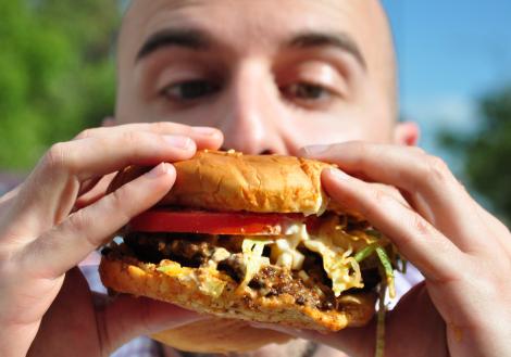 Îți place să mănânci câte un hamburger din când în când? Sigur nu știai ce se întâmplă în corpul tău