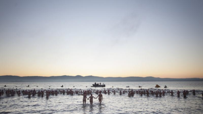 Domnișoarelor, pe frecvență? Peste 1.000 de înotători s-au aruncat goi în apele reci ca gheața ale unui râu din Tasmania. GALERIE HOT
