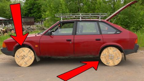 Imaginația rusească nu are limite! Un șofer a înlocuit roțile mașinii cu patru discuri din lemn. Clipul a devenit viral!