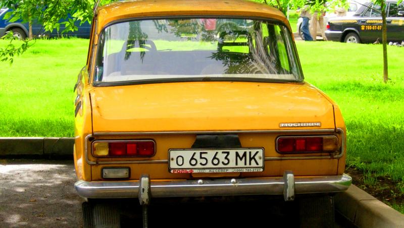 Imaginația rusească nu are limite! Un șofer a înlocuit roțile mașinii cu patru discuri din lemn. Clipul a devenit viral!