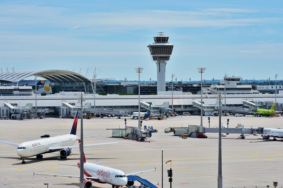 Alertă pe un aeroport din SUA! Toți pasagerii au fost evacuați, un polițist a fost &icirc;njunghiat