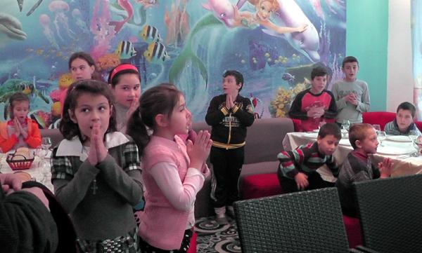 Rom&acirc;nia oamenilor buni. O femeie de afaceri, cu milioane de euro &icirc;n conturi, crește 30 de copii fără posibilități financiare!