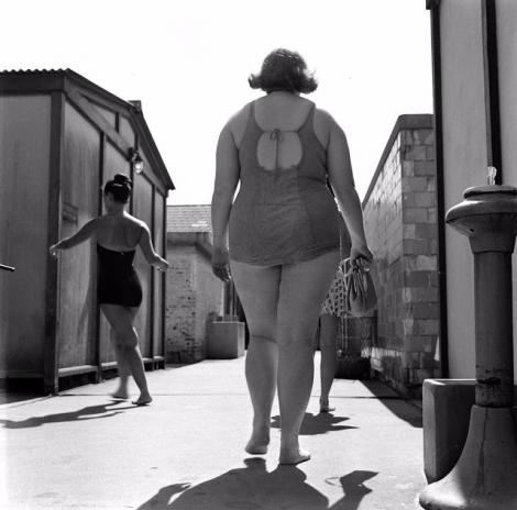 „Neșansa de a fi grasă”, primul documentar despre eforturile unei tinere de a slăbi, într-o revistă din 1954. „Rezultatele au fost peste așteptări,  peste 30 de kilograme au fost topite!”