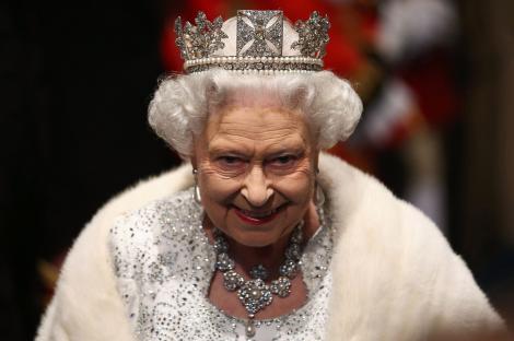 Regina Elisabeta a II-a fost reclamată la poliție! Un londonez a raportat ce făcea aceasta în mașină!