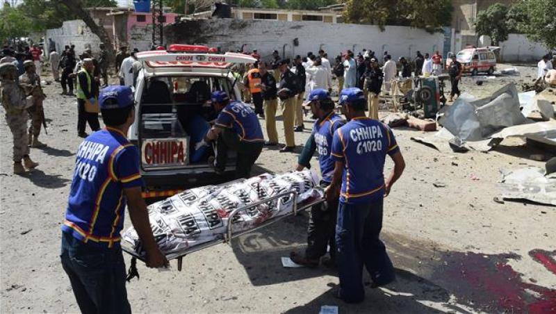 Peste 120 de morți în urma exploziei unei cisterne cu petrol în Pakistan