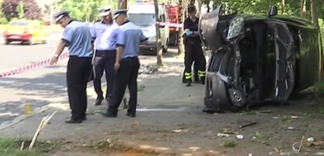 Șase pietoni din București au fost spulberați de o mașină chiar &icirc;n stația de autobuz!