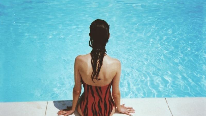 O tânără a fost rugată să plece de la piscină din cauza costumului de pe ea! Cum a apărut femeia
