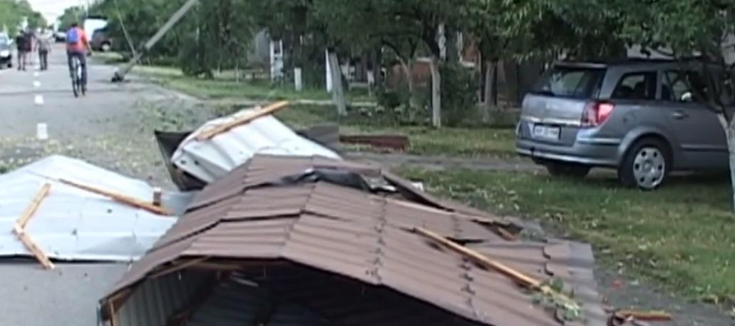 Tornadă &icirc;n vestul Rom&acirc;niei! Mai multe TIR-uri s-au răsturnat și un tren a fost la un pas de catastrofă!