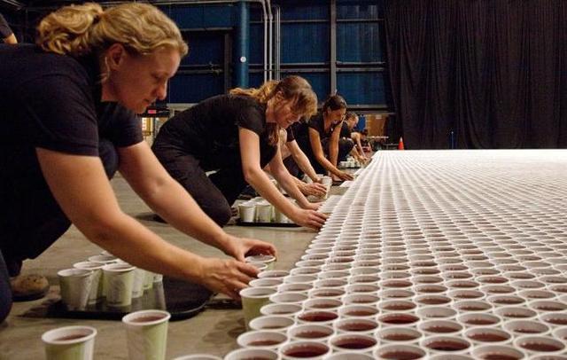 Cum arată un mozaic din apă! Artistul a folosit 66.000 de pahare pentru a obține uimitorul desen!