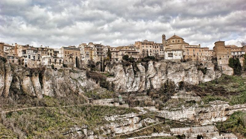 Va plănuiţi o vacanţă în Spania? Trebuie neapărat să vizitaţi „casele suspendate” ! Atracţia turistică ce rezistă la marginea unor stânci periculoase din secolul al XV-lea
