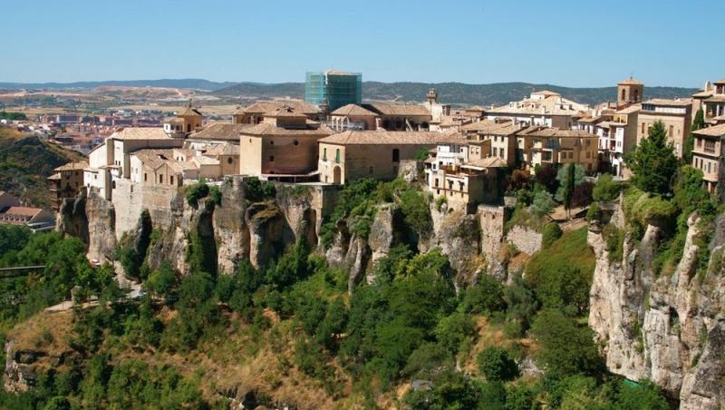 Va plănuiţi o vacanţă în Spania? Trebuie neapărat să vizitaţi „casele suspendate” ! Atracţia turistică ce rezistă la marginea unor stânci periculoase din secolul al XV-lea