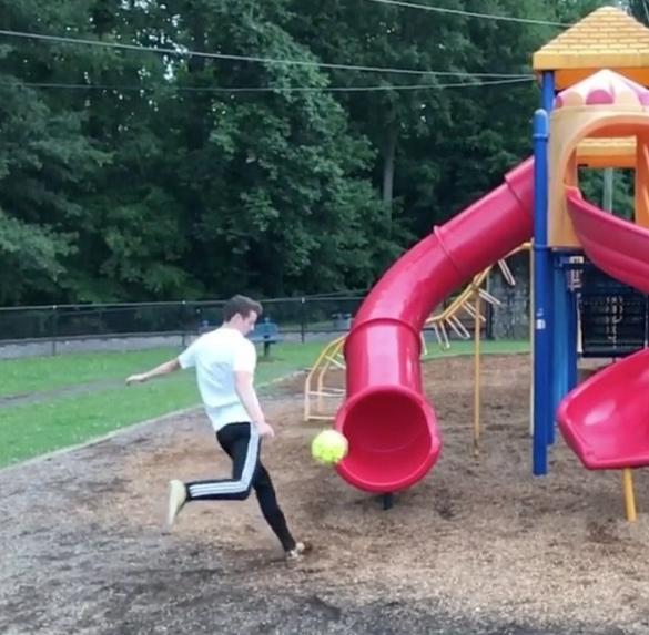 VIDEO: Cum să te FACI DE R&Acirc;S şi să te ACCIDENTEZI dintr-o singură lovitură! 1.000.000 de oameni au r&acirc;s cu lacrimi