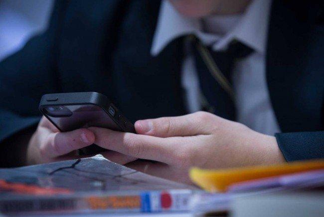 BACALAUREAT 2017. Elev eliminat din cauza telefonului mobil. Candidatul a fost invitat să părăsească sala de examen!