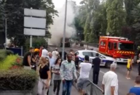 O EXPLOZIE majoră s-a produs la Paris. Un autobuz a fost distrus în totalitate!