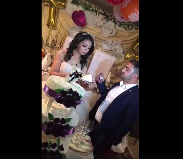 Căsătoriţi pentru o zi? Momentul TORTULUI s-a transformat pentru o mireasă &icirc;ntr-un moment penibil, după ce mirele a refuzat să o "&icirc;ndulcească". VIDEO VIRAL!