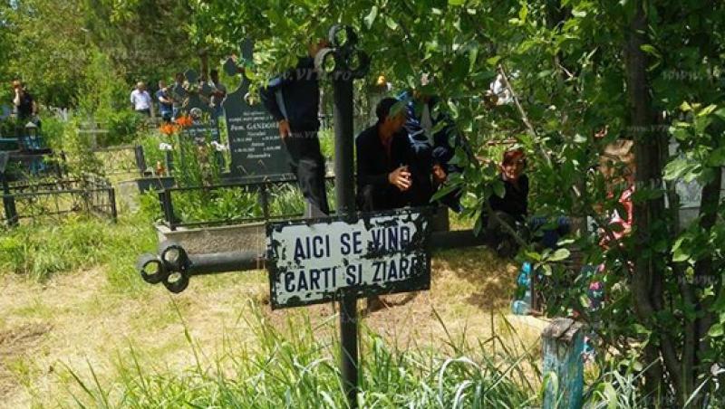 Umor pe lumea cealaltă! ”Cimitirul vesel” din Vaslui, în care se vând cărți și ziare: Pe crucea unui defunct din județ stă scris cu litere de-o schioapă