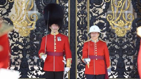 Nu va purta vestita căciulă de urs, dar asta nu o va împiedica să comande Garda Reginei Elisabeta a II-a!  Ea e prima femeie-căpitan care preia comanda Infanteriei