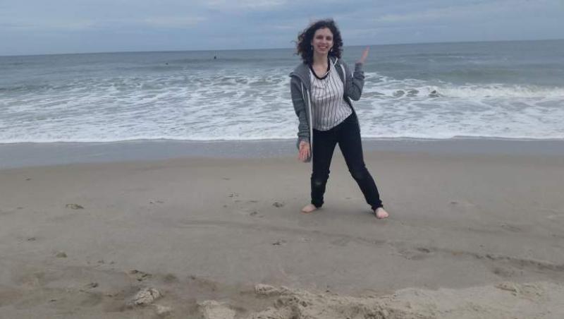 O româncă, eroină peste Ocean! Tânăra a salvat o adolescentă, răpită în urmă cu un an. O fotografie a adus-o în brațele părinților săi
