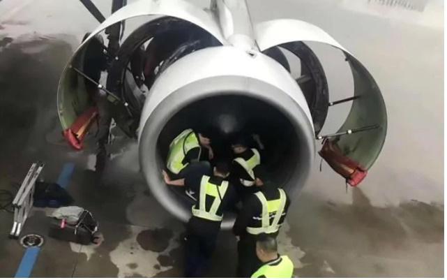 Aşa ceva nu ai mai auzit! O pasageră a aruncat c&acirc;teva monede &icirc;n motorul avionului pentru noroc. Ce s-a &icirc;nt&acirc;mplat după