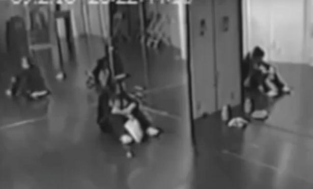 Dansatoarea s-a oprit pentru o clipă să &icirc;și tragă sufletul, dar ceea ce s-a văzut &icirc;n oglinda din spatele ei &icirc;ți dă fiori!