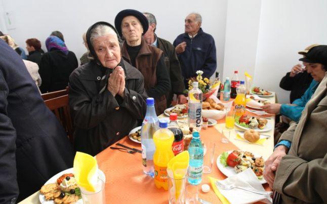 De ce astăzi trebuie să dai de pomană oale cu apă pentru sufletul celor morți și de ce nu trebuie să măn&acirc;nci mere? TRADIȚII DE SFINȚII PETRU ȘI PAVEL