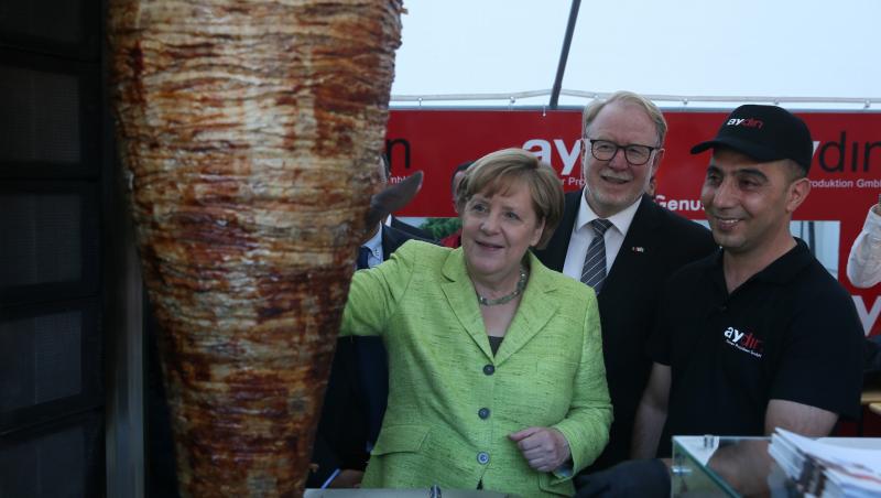FOTO! Dacă s-ar reprofila, Angela Merkel ar trage către...șaorma! Cum a fost surprins cancelarul Germaniei într-o vizită oficială