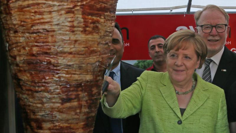 FOTO! Dacă s-ar reprofila, Angela Merkel ar trage către...șaorma! Cum a fost surprins cancelarul Germaniei într-o vizită oficială