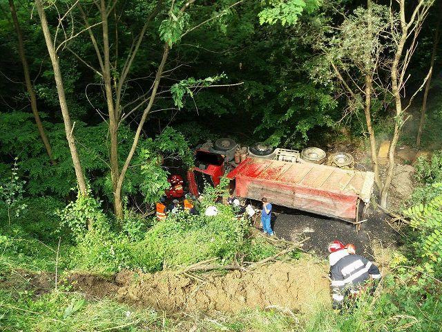 Camion cu militari răsturnat &icirc;ntr-o prăpastie. Zece oameni au fost scoşi