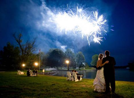 Cine vrea artificii la nuntă și la petreceri, trebuie să plătească o taxă. 300 de lei PE MINUT pentru focul de la miezul nopții!