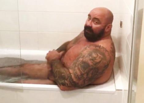 Râzi cu lacrimi! Sandu Lungu face live-uri de la duș! Autoironiile luptătorului MMA, ”un ţăran ajuns la Paris", au devenit VIRALE