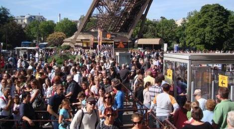Alertă cu bombă la Turnul Eiffel. Oamenii sunt evacuați de către forțele de ordine!