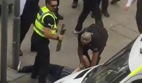 Panică înainte de concertul lui Justin Bieber la Cardiff. A fost prins un individ înarmat cu o macetă!