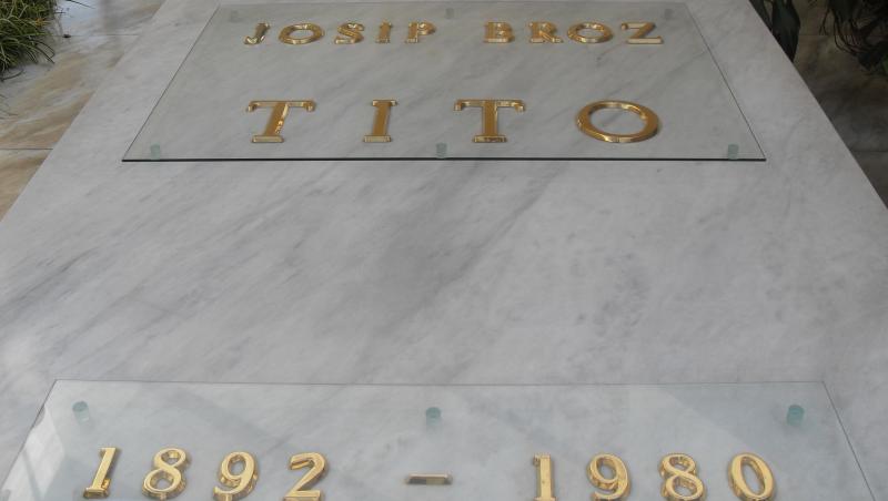 Scandal în EUROPA: Au profanat mormântul dictatorului TITO, au furat paginile de condoleanțe scrise de soții CEAUȘESCU și le-au scos la vânzare în Spania!