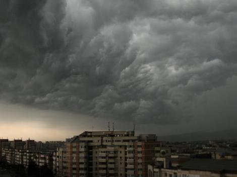 Vine potopul în România? Meteorologii au anunţat COD PORTOCALIU de ploi şi vijelii