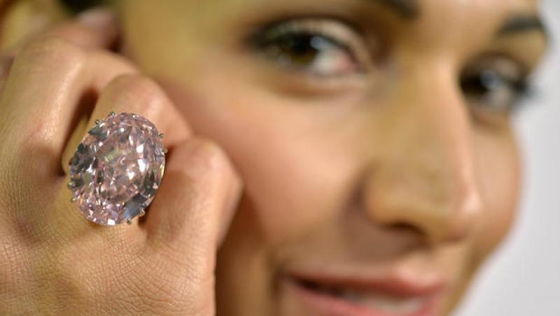 O femeie a cumpărat un inel ieftin de la un târg de vechituri! Treizeci de ani mai târziu, viaâa i s-a schimbat complet! Ce veste uriașă a primit