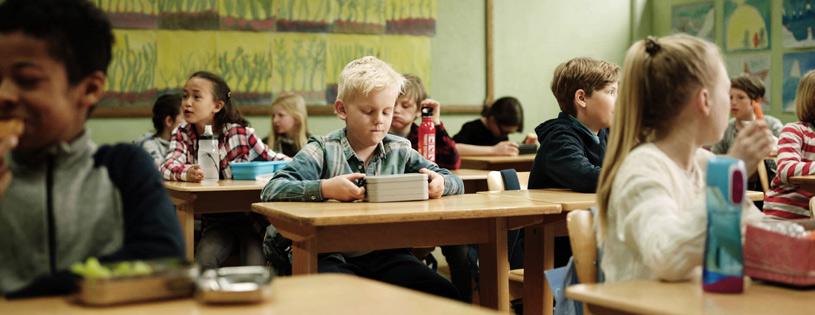 Colegii de clasă au luat cutia cu m&acirc;ncare a băiatului sărac și lihnit de foame! Ceea ce a urmat te va umple de lacrimi!