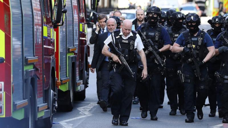 Atenție, IMAGINI TERIFIANTE! Cei trei teroriști din Londra înjunghie un om în plină stradă, poliția trage în ei!